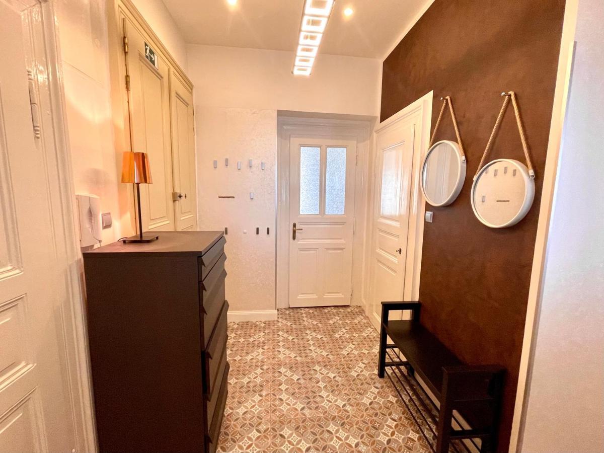 Outstanding In Center Apartament *